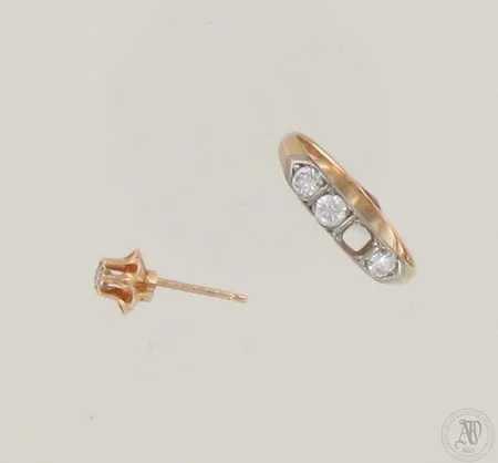 Viallinen timanttisormus 3xn.0.,10ct ja viallinen timanttikorvakoru 1xn.0.11ct, 585, paino 2,5g