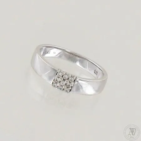 Timanttisormus 9xn.0.01ct, koko 17, 585 valkokulta, paino 3,0g Lähetetään postipakettina.