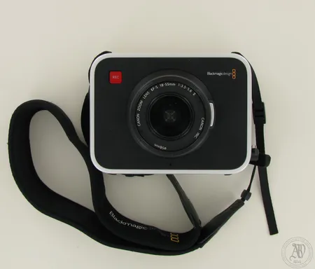 Digitaalinen videokamerarunko Blackmagic Cinema Camera EF, objektiivi Canon EFS 18-55mm 0.28m/0.9ft, muuntaja, laturi, kuitti, pehmeä laukku Lähetetään postipakettina.