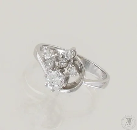 Timanttisormus 1xn.0.40ct 5xn.0.06ct, koko 17¼, 750 valkokulta, paino 4,2g