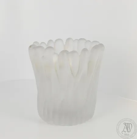 Taidelasi maljakko Jäkälä, signeerattu Tapio Wirkkala Iittala -55, samettihapotettu, korkeus 95mm, pohjassa pieni lohkeama. Lähetetään postipakettina.