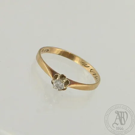 Timanttisormus 1xn.0.09ct,kaiverrettu, istutuksen kaksi kynttä katkennut, koko 16, 585, paino 1,2g n