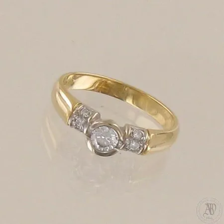 Timanttisormus 1xn.0.20ct 6xn.0.01ct, koko 16¾, 750 kelta- ja valkokulta, paino 3,5g