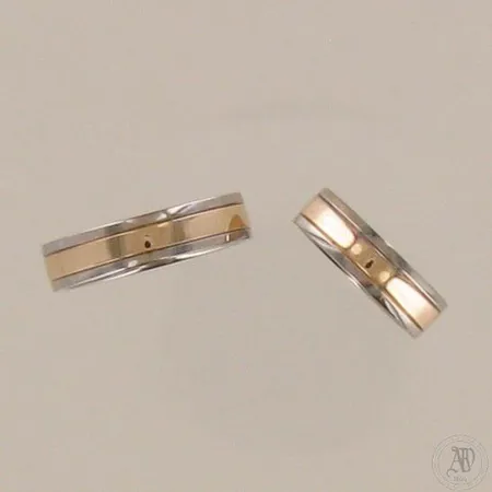 Kaksi sormusta, koot 16½ ja 20¼, Kultakeskus, vuodelta 2008, 585 kelta- ja valkokulta, paino 13,8g