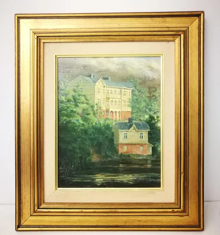 Öljyvärimaalaus Kimmo Pälikkö, mitat 22x28cm. Hintaan lisätään Tekijänoikeuslain mukainen jälleenmyyntikorvaus 5%, johon lisäämme voimassa olevan alv:n (10%) mikäli viimeinen huutohinta ylittää 255€. Ota yhteys panttilainaamoon kuljetusmaksusta sopimiseksi.