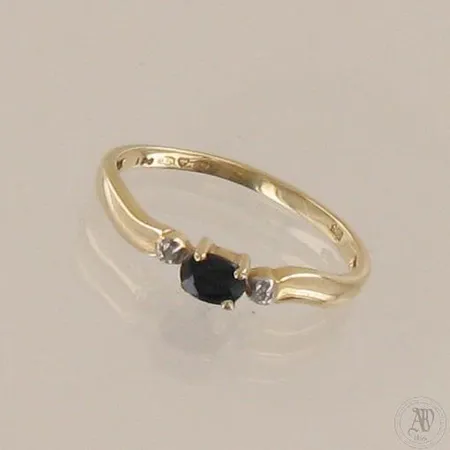 Sinisafiirisormus timanteilla 2xn.0.005ct, koko 16½, 585br, paino 1,3g