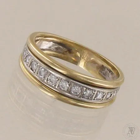 Timanttisormus 15xn.0.04ct, koko18¼, 585 kelta- ja valkokulta, paino 5,3g