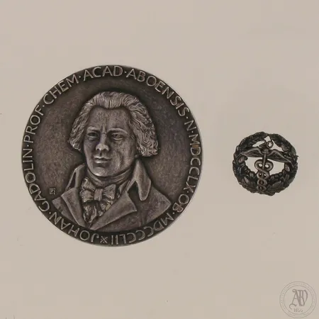 Muistomitali ja rintamerkki, 800-813, paino 46,8g