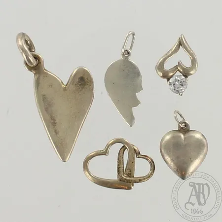 Viisi sydänriipusta, korkeudet 616-36mm, 830-925br, paino 9,4g