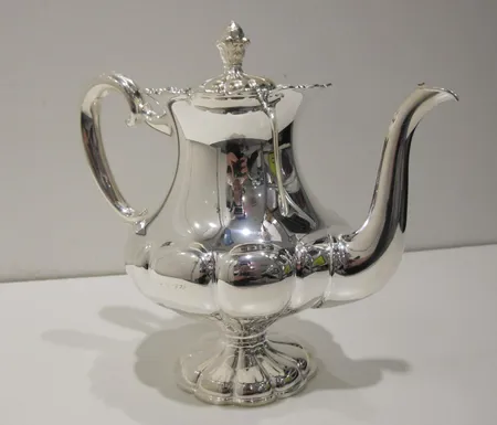 Kahvikannu, kaiverrettu, korkeus 230mm, 830, paino 666,6g
