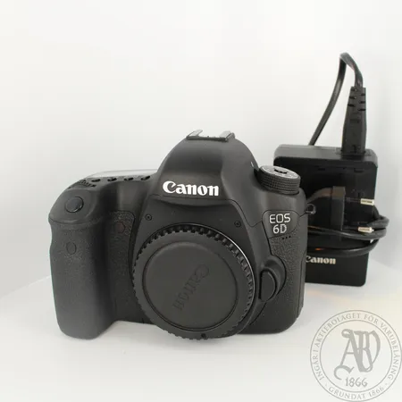 Järjestelmäkamera Canon EOS 6D, laturi ja kaikki tarvittavat oheistarvikkeet. Kunto erinomainen ja takuu voimassa 2/2019