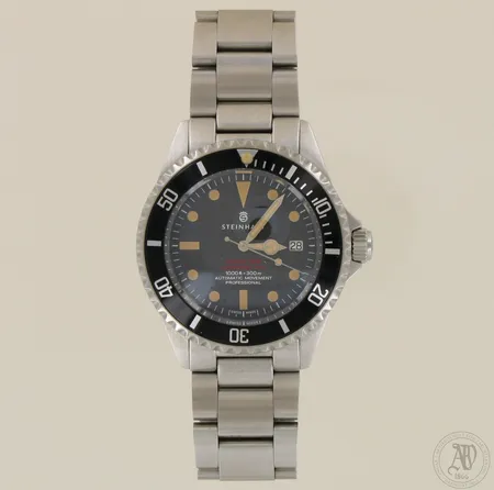 Teräsrannekello Steinhart Ocean One, Submersible 1000, automaatti, 1000ft=300m, ETA 2824-2, taulun Ø 42mm, mukana lisäpaloja sekä vaihdettava nahkaranneke, laatikko