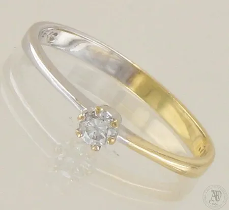 Timanttisormus 1xn.0.13ct, rungossa käytön jälkiä, koko 18, 750 kelta- ja valkokulta, paino 1,9g