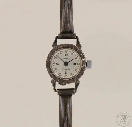 Hopeinen rannekello, kaiverrettu, quartz: paristo loppunut, taulun Ø 18mm, rannekkeen pituus 160mm, 925br, paino 16,0g