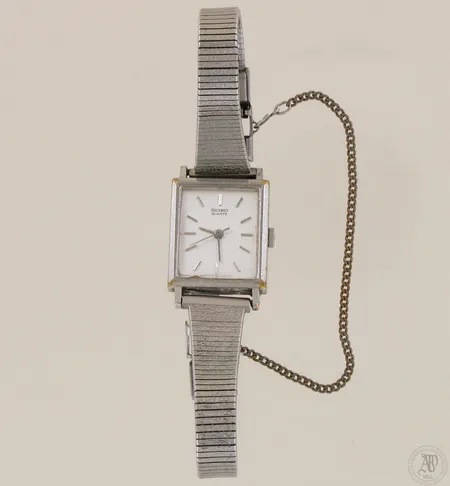 Viallinen teräsrannekello Seiko, quartz: paristo loppunut.