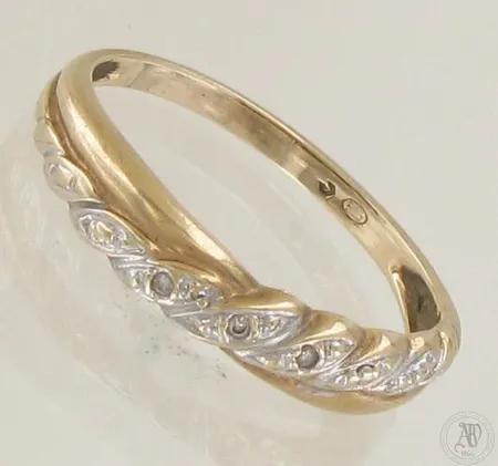 Timanttisormus 3xn.0.005ct, koko 16½, 585 kelta- ja valkokulta, paino 1,8g