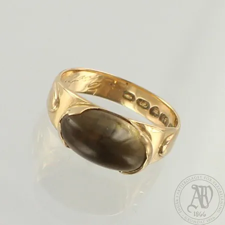 Kivisormus, kiven istutuksessa kulumaa, kaiverrettu, koko 17½, 585br, paino 3,9g 