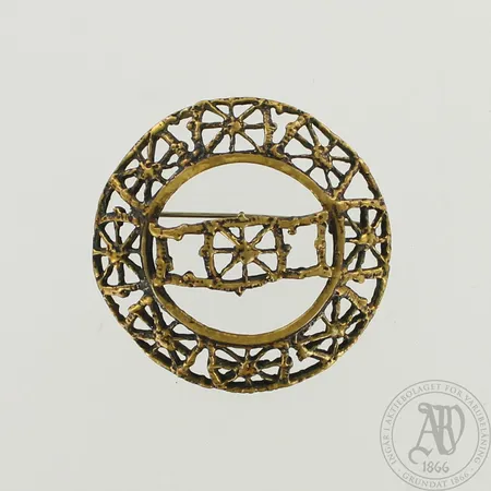 Rintakoru, Pitsi, Design Pentti Sarpaneva, Ø50mm, pronssia Lähetetään postipakettina.
