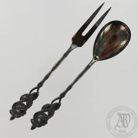 Leikkelehaarukka ja sokerilusikka, kaiverrettu, pituudet 145-155mm, 813, paino 38,4g 