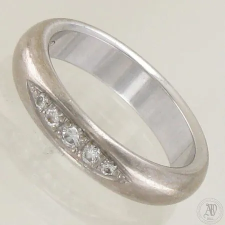 Timanttisormus 4xn.0.01ct 1xn.0.02ct, koko 15½, 585 valkokulta, paino 4,9g 