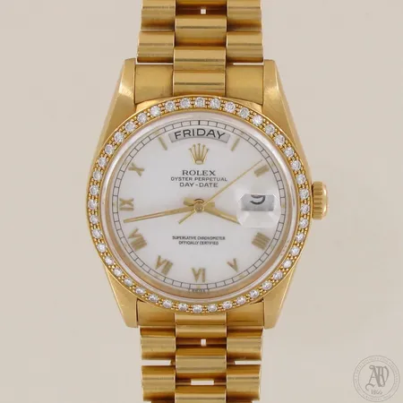 Kultarannekello Rolex OYSTER PERPETUAL DAY-DATE 36 timanttikehällä ja president-rannekkeella, Ø36mm ja pituus 160mm, koneistotyyppi: automaatti, referenssinumero 18238 ja sarjanumero B666749, laatikko, 750 keltakultaa, paino 128,4g  