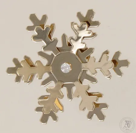 Kullattua metallia Jouluinen rintakoriste Georg Jensen