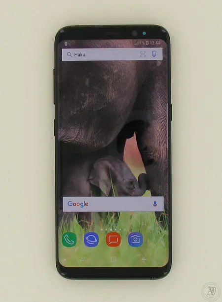 Musta Samsung Galaxy S8 älypuhelin 64GB, 5,8 tuuman Infinity-näyttö, iiris- ja sormenjälkitunnistin, 4 GB RAM ja 12 Mpx kaksoispikselikamera, pieniä käytön jälkiä ja laturi. 