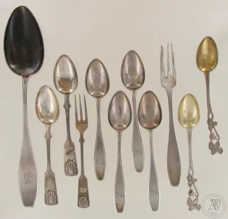 Ruokalusikka, pituus 210mm, kahdeksan kahvilusikkaa, pituus 120mm ja kaksi haarukkaa, pituus 120mm ja 150mm, kaiverrettuja, 813, paino 152,3g 