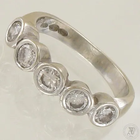Timanttisormus 5xn.0.20ct, runko vääntynyt, koko 16¾, 585 valkokulta, paino 4,2g 