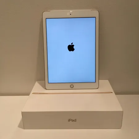 Apple Ipad, Wifi+Cell 32GB, kulta, laturi ja laatikko, mallinro. A1823, takuu voimassa 2/2019, takakannessa pieni halkeama muuten hyvän kuntoinen