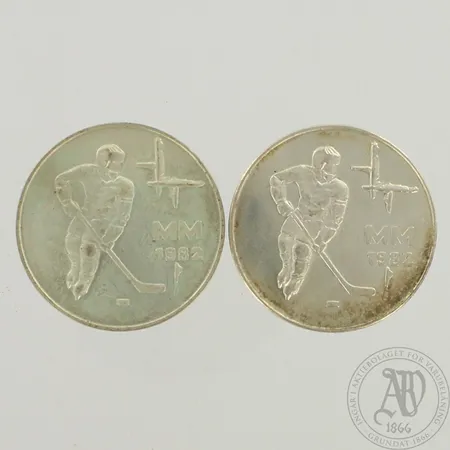 Kaksi juhlarahaa, jääkiekon MM 1982, nimellisarvo 100mk, 500, paino 46,0g
