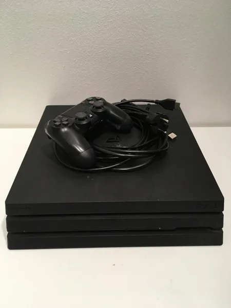 PlayStation 4 pro 1Tt, ohjain virtajohto HDMI-kaapeli ja micro-USB kaapeli, ostokuitti 7/2017, kunto hyvä.  Lähetetään postipakettina.