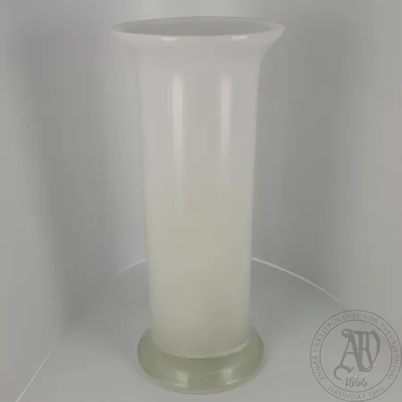 Valkoinen maljakko Fuuga, design Heikki Orvola, korkeus 210mm.  Lähetetään postipakettina.