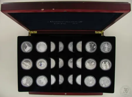 Suomi taisteli 1939-45 mitalikokoelma , 36 kappaletta, puulaatikko, jossa käytön jälkiä, 925, paino 936,0g