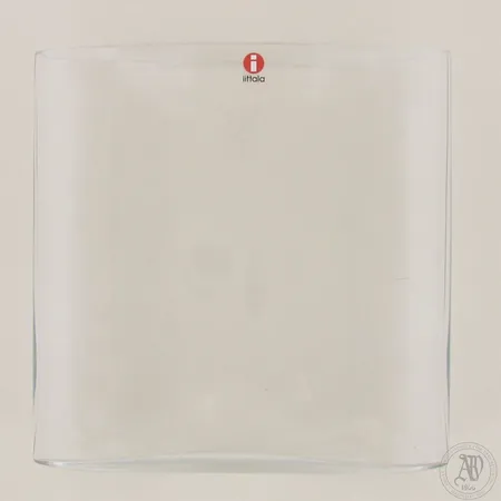 Maljakko Iittala Ovalis Leijona-kaiverruksella, korkeus 160mm.