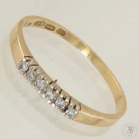 Timanttisormus 6xn.0.01ct, koko 18, 750 kelta- ja valkokulta, paino 1,7g