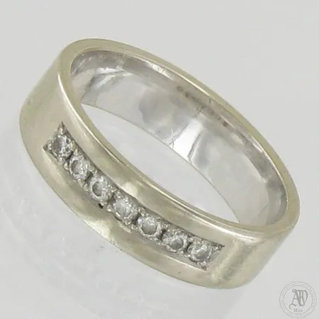 Timanttisormus 7xn.0.01ct, koko 16, 585 valkokulta, paino 3,8g