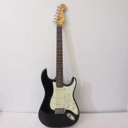 Sähkökitara, Squier by Fender, selviä käytön jälkiä, kova laukku.