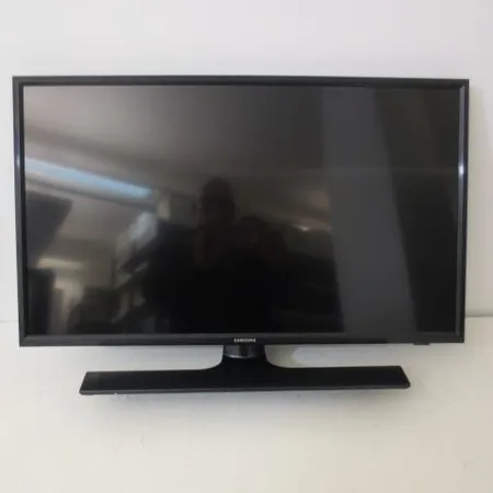 LED -televisio Samsung LT28E310EXXE, 28", antenni- ja kaapeliverkon digiviritin, jalusta, virtajohto ja kaukosäädin. Ota yhteys panttilainaamoon kuljetusmaksusta sopimiseksi.