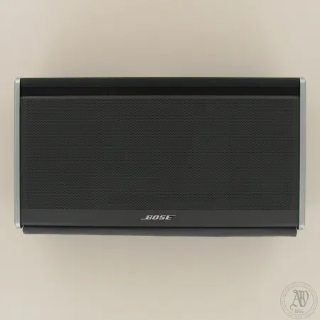 Bose SoundLink II Bluetooth-kaiutin, ohjekirja ja virtajohdot.