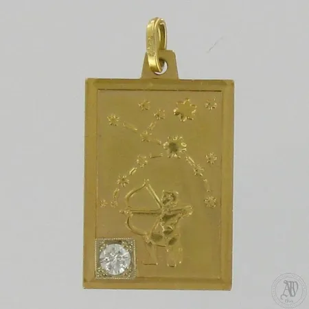 Horoskooppi-riipus timantilla 1xn.0.15ct, kaiverrettu, korkeus 30mm, 750, paino 2,7g 