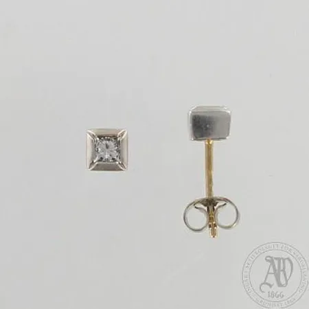 Timanttikorvanapit 2xn.0.15ct princess, 750 kelta- valkokulta, toinen lukko 585 valkokulta, paino 2,1g