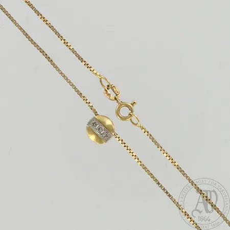 Kaulaketju timanttiriipuksella 3xn.0.01ct, kaiverrettu, ketjun pituus 38cm, riipuksen Ø 8mm, 750br, paino 3,8g