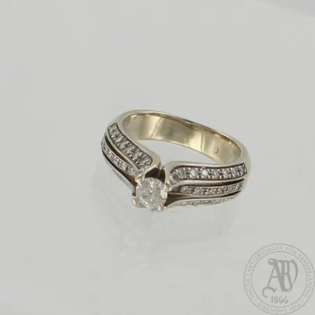 Timanttisormus 1xn.0.28 32xn.0.02 ja 14 xn.0.01ct, koko 16½, 750 valkokulta, paino 7,1g