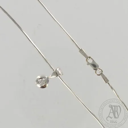 Timanttikaulakoru 1xn.0.10ct, riipuksen korkeus 13mm, ketjun pituus 46cm, 750 valkokulta, paino 5,8g