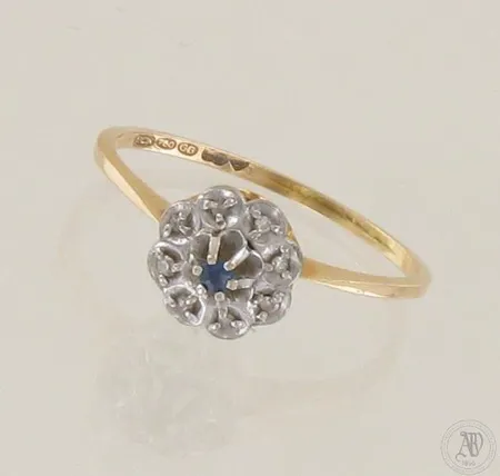 Sinisafiirisormus timanteilla 8xn.0.005ct, koko 17½, 750, paino 1,9g