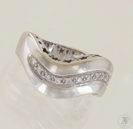 Timanttisormus 12xn.0.02-0.03ct, käytön jälkiä, koko 17½, 750 valkokulta, paino 11,2g