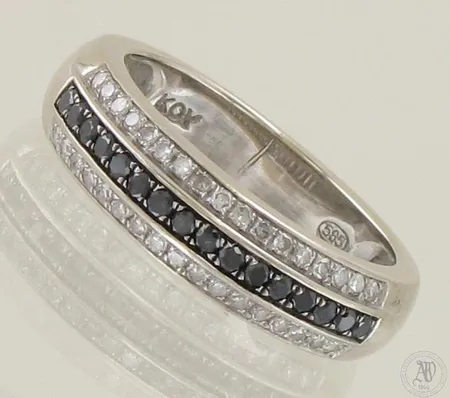 Timanttisormus 50kpl briljantteja yhteensä 0.326ct, koko 16, 585 valkokulta, paino 3,7g