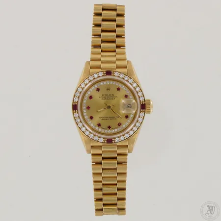 Kultarannekello Rolex Oyster Perpetual Datejust timanteilla ja rubiineilla, automaatti, sarjanumero R299118, taulun Ø 28mm, rannekkeen pituus 160mm, 750br, paino 74,2g