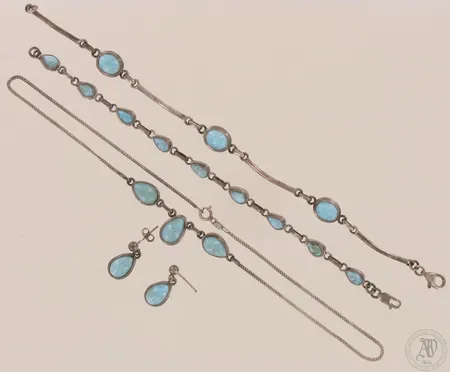 Kivikaulakoru, kaksi kivirannekorua, kivikorvakorut (toinen tausta puuttuu), pituudet: 37cm, 180mm, 200mm ja 20mm, pieniä käytön jälkiä, 830-925br, paino 23,0g